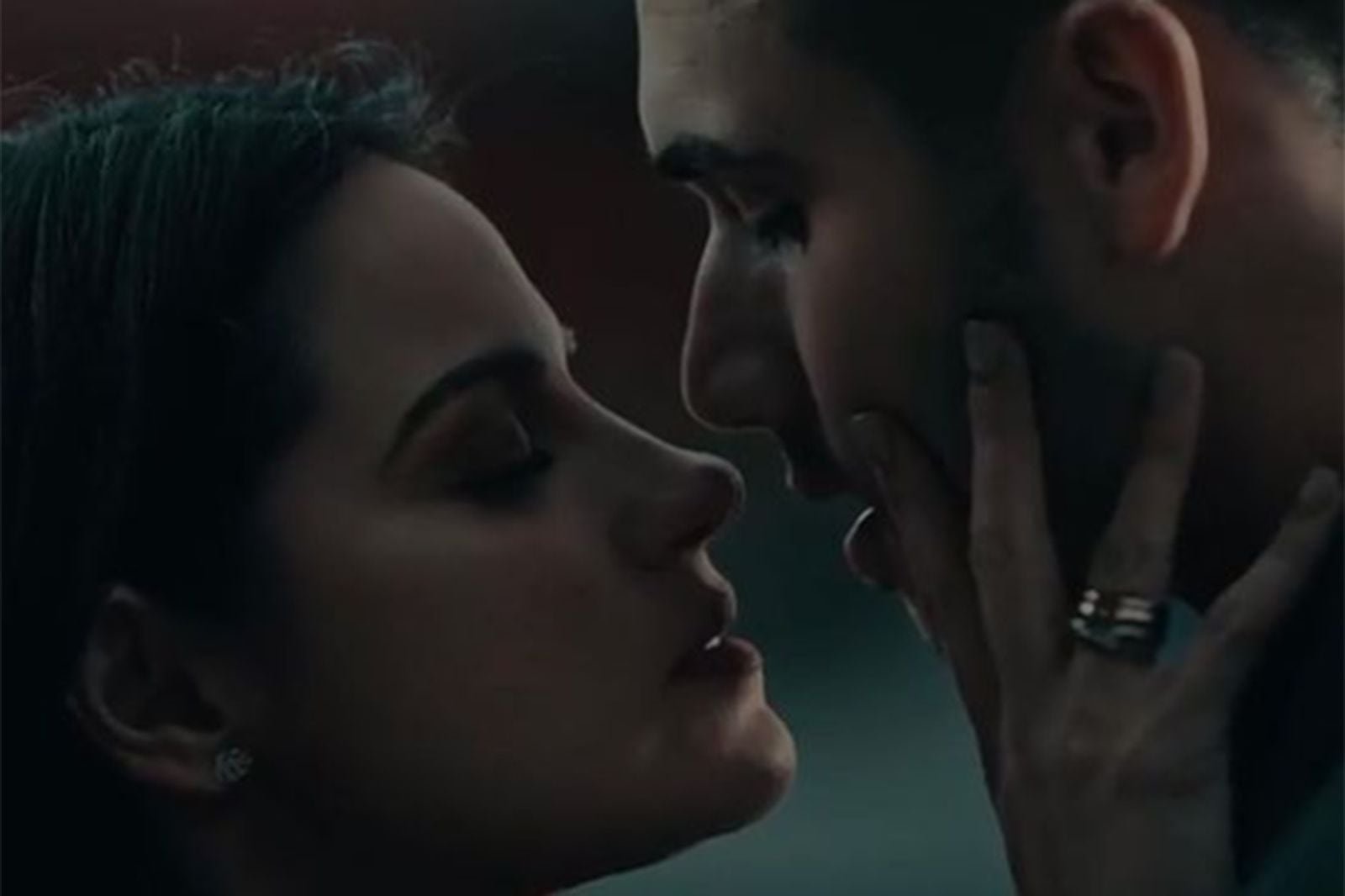 Maite Perroni reveló cómo fue grabar las escenas de sexo para la segunda  temporada de 'Oscuro deseo' – Nueva Mujer