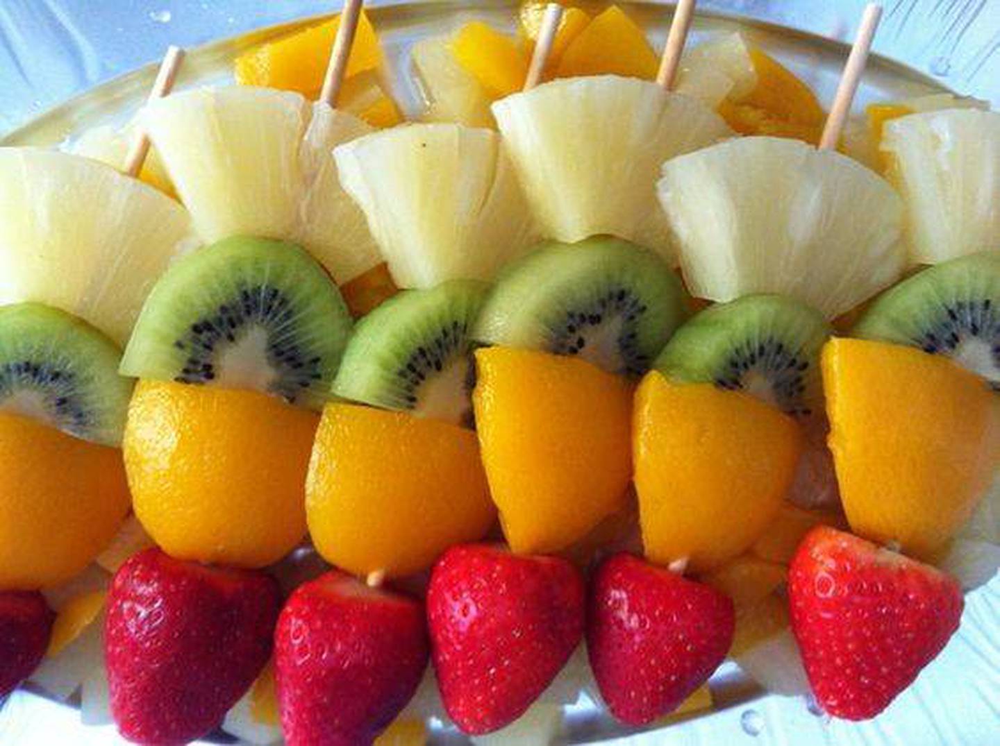 фрукты на шпажках для детей на день