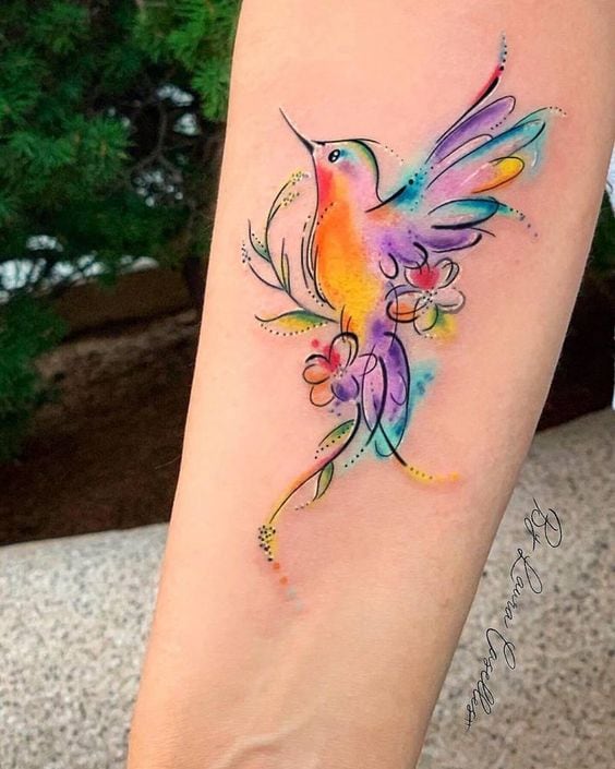 Tatuajes de colibrí para mujeres fuertes y únicas: su poderoso significado