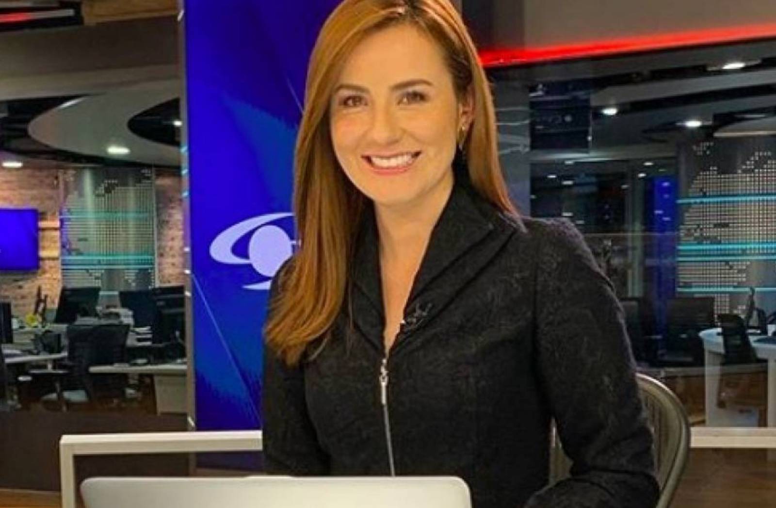 El Detalle Que Daniela Pachón Presentadora De Noticias Caracol Cubre Con Maquillaje En Su Rostro 8218