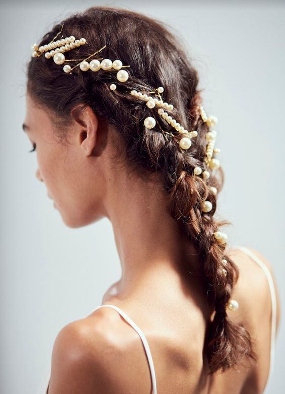 Peinados con perlas en el pelo para llevar tu look a otro nivel