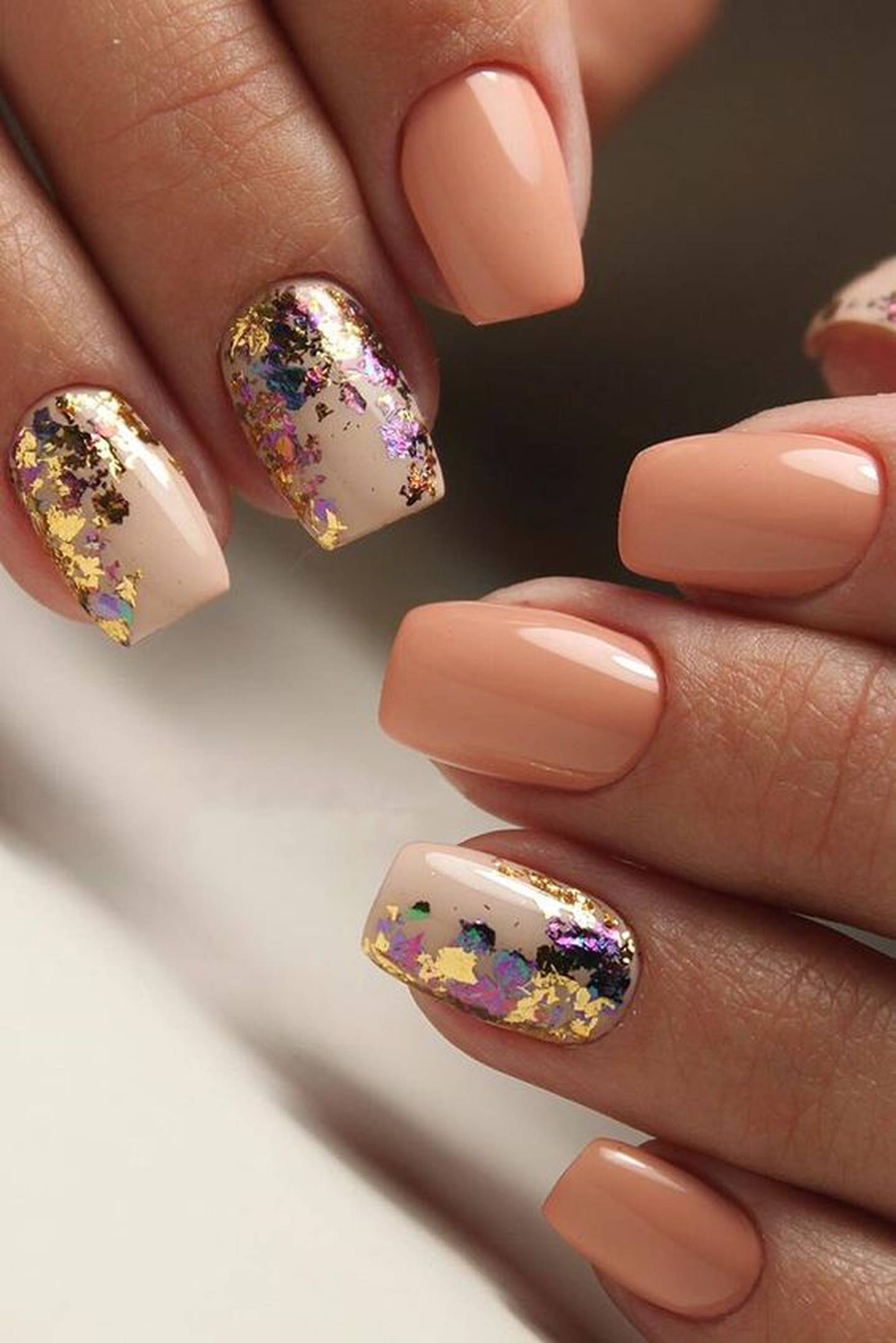 Uñas con foil que te hacen la más sofisticada y con clase este verano