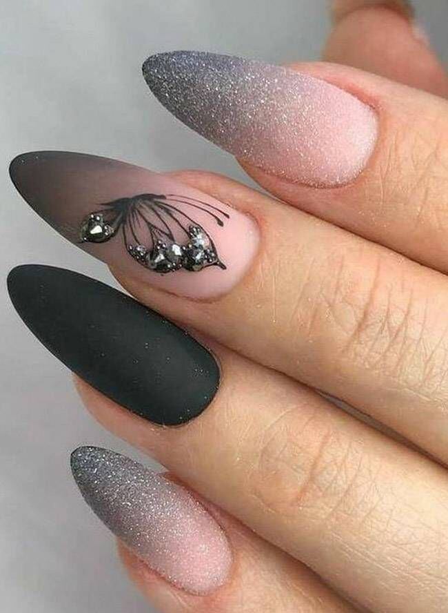 Uñas negras para lucir más elegante que nunca en Navidad