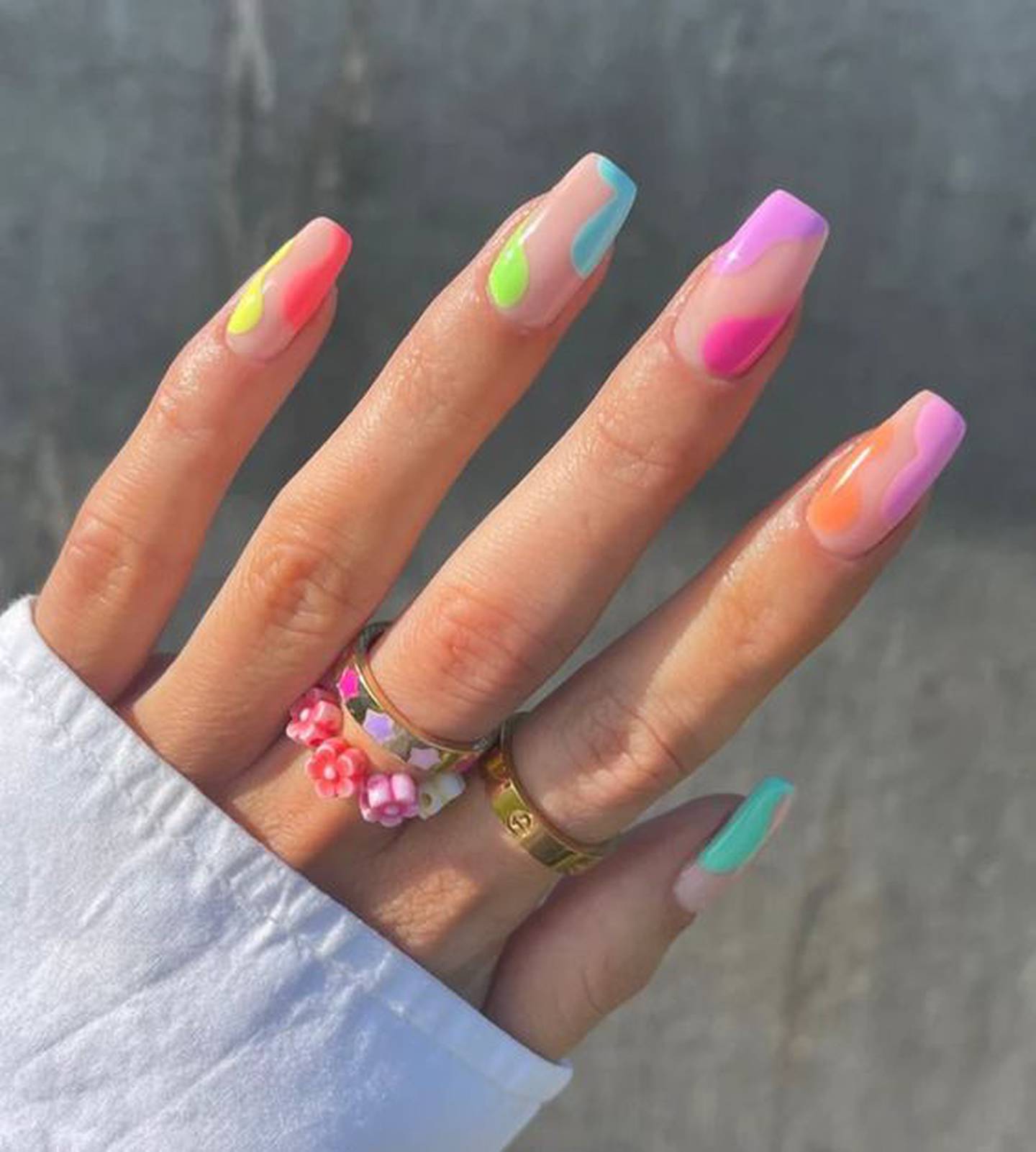 Uñas neón para brillar sin perder la elegancia y sofisticación este verano