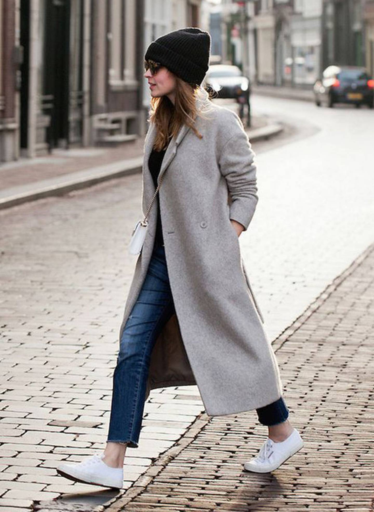 длинное пальто с кроссовками фото