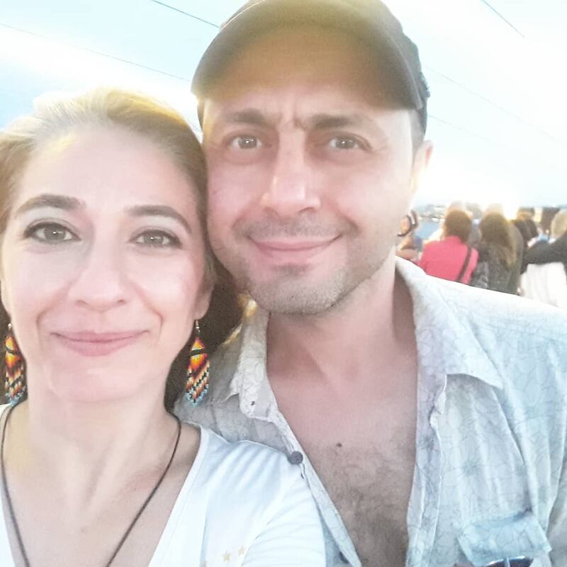 Zeynep Özyurt junto a su esposo, Koray Tarhan