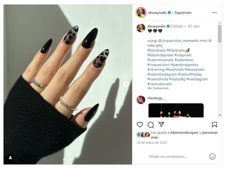 La manicura 'dark coquette' es perfecta para llevar durante el penúltimo mes del año