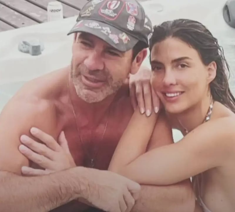 María José Soler es el nombre de la actual pareja de Marcelo Salas. Ambos fueron paparazzeados en Punta del Este, donde el Matador continuaba la celebración de su medio siglo de vida. Si bien, tiró la casa por la ventana en Santiago para festejar con amigos y familiares sus 50 veranos, fue en Uruguay donde tuvo unos días de relajo junto a la abogada de 34 años. 
Fue el programa Que te lo digo de Zona Latina donde mostraron la captura de ambos compartiendo al interior de un jacuzzi, lo que dio paso a las bromas respecto a la diferencia de edad. 
“Romeo y su nieta”, dijo con gracia el periodista Luis Sandoval, sacando carcajadas entre sus compañeros de panel. 
Días atrás, al archienemiga de Sergio Rojas, Adriana Barrientos, contó detalles del romance, señalando que llevarían casi un mes juntos y que tendrían un amigo en común que actuó de cupido. 
“Sé que hace un tiempo Marcelo ya comenzaba a conocerla. Al día de hoy no le han puesto nombre a la relación, pero desde el día que se conocieron, como que inmediatamente comenzaron a planear viajes y otras actividades juntas”, desclasificó. 
Incluso contó que, a pesar del poco tiempo, ya conocería a su familia e hijas, cuando estuvo presente en el celebración de cumpleaños y fue presentada en sociedad, dando cuenta que el Matador tendría la camiseta puesta con la relación. 
Ex pareja de conocido animador
Según trascendió, a través del trío farandulero de Zona Latina, María José Soler sería una antigua pareja del animador de Zona de Estrellas Mario Velasco.