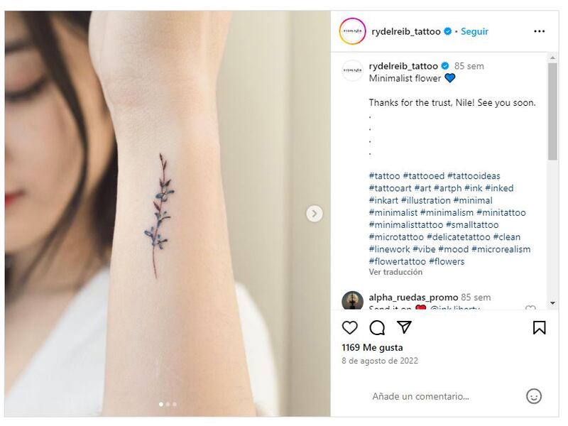 Los tatuajes de flor minimalista actualmente gozan de gran popularidad