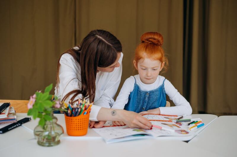 Una madre y su hija haciendo las tareas escolares