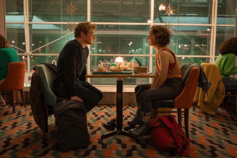 Haley Lu Richardson y Ben Hardy en 'La probabilidad estadística del amor a primera vista'