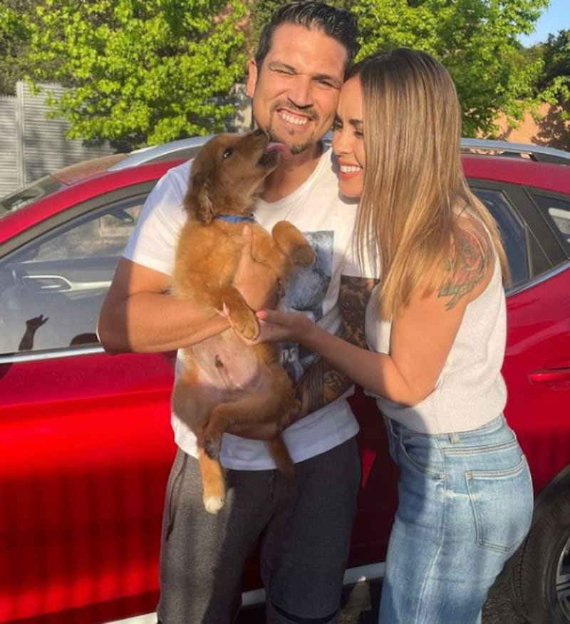 Maura Rivera y Mark González presentaron al nuevo integrante de su familia