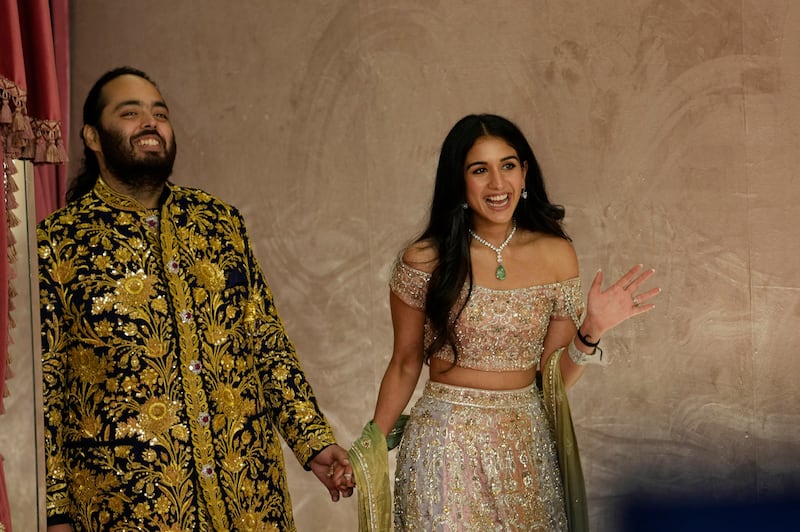 La boda entre Radhika Merchant y Anant Ambani se ha convertido en uno de los eventos sociales más importantes de los últimos años, ya que ha ganado popularidad a través de los famosos que asistieron para presentarse como parte de un show privado y como invitados especiales para formar parte de la celebración.