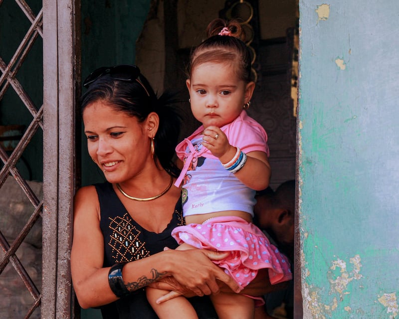 La sociedad juzga más a las madres solteras que a los padres ausentes