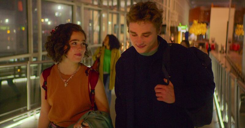 Haley Lu Richardson y Ben Hardy en 'La probabilidad estadística del amor a primera vista'