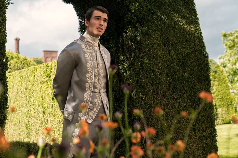 Corey Mylchreest encarna al rey George III en su juventud en 'Queen Charlotte'