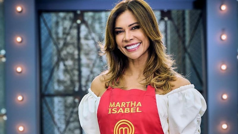 La bella Martha Isabel Bolaños se le mide a cualquier receta sin miedo en 'MasterChef Celebrity Colombia' aunque otros crean que no.