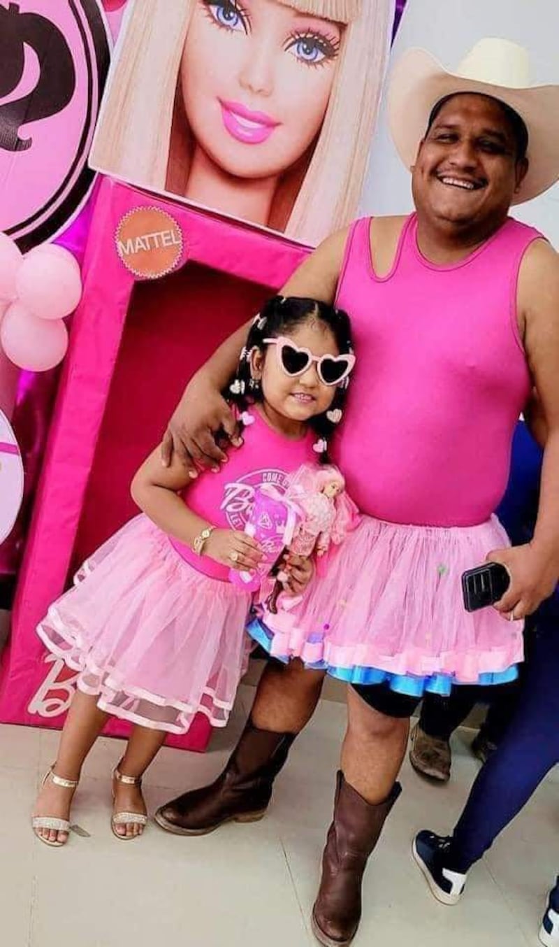 Outfit de Barbie de papá con su hija