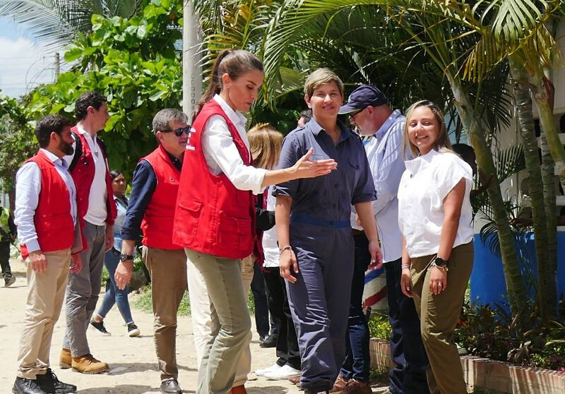 La reina Letizia de España junto a la primera dama Verónica Alcocer en el barrio Villa Hermosa de Cartagena.