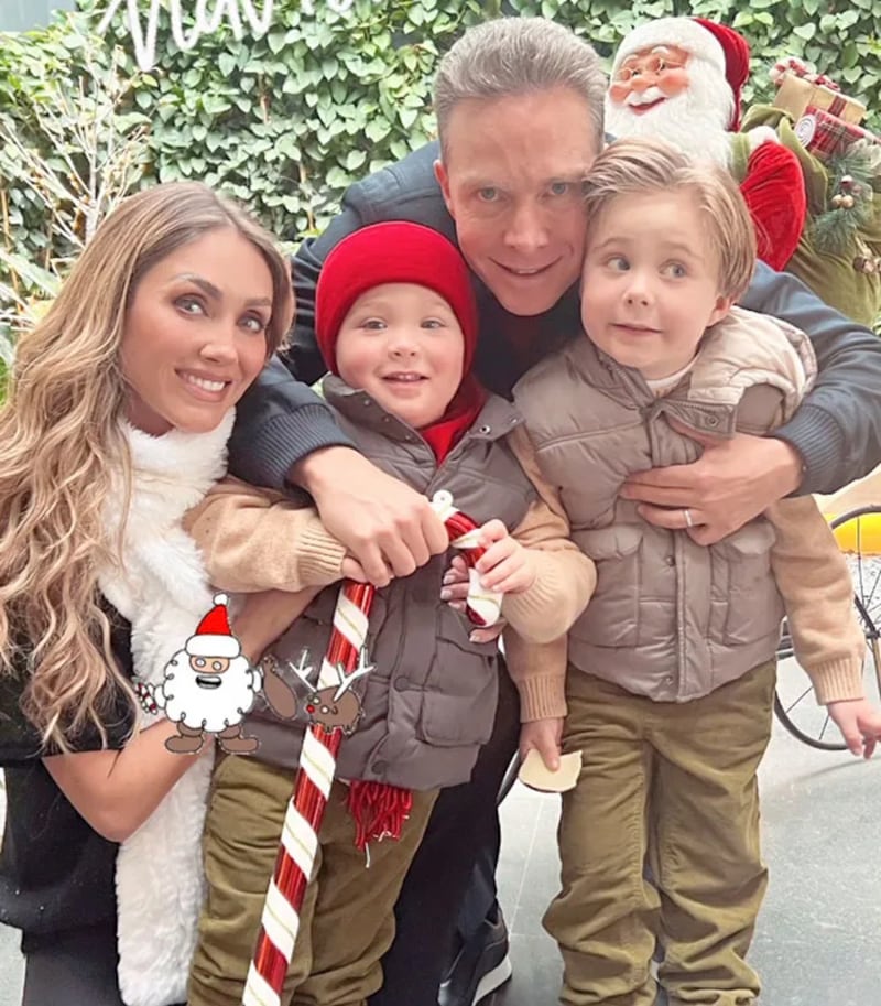 Anahí junto con su esposo e hijos