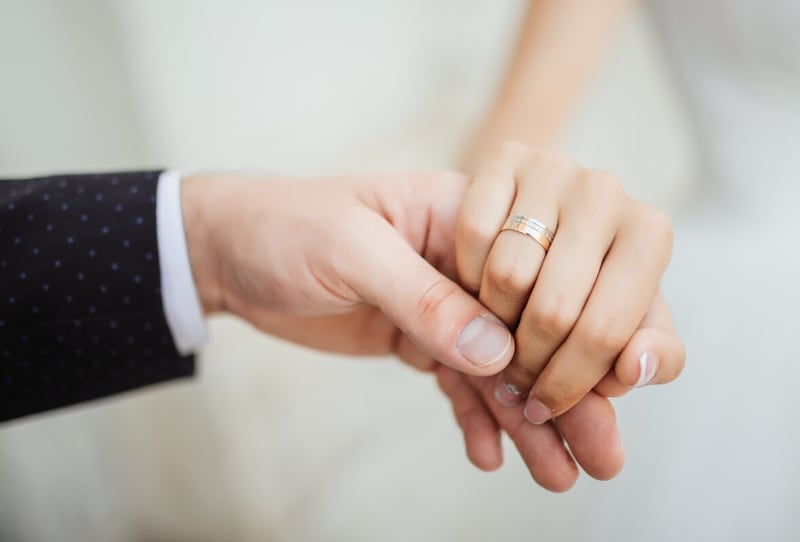 Momentos de boda Pareja recién casada con anillos de boda