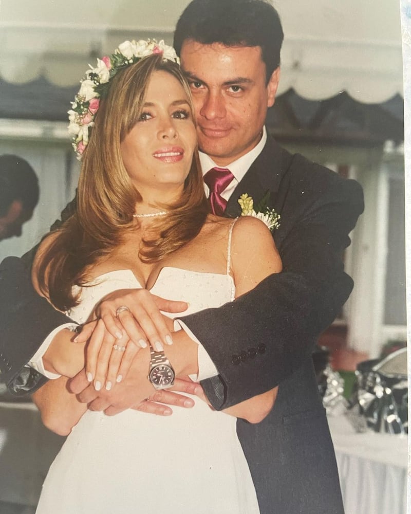 Ana María Hoyos y su esposo en su boda en 2001