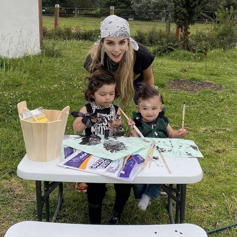 Marilyn Patiño y sus hijos, Valentín y Samuel