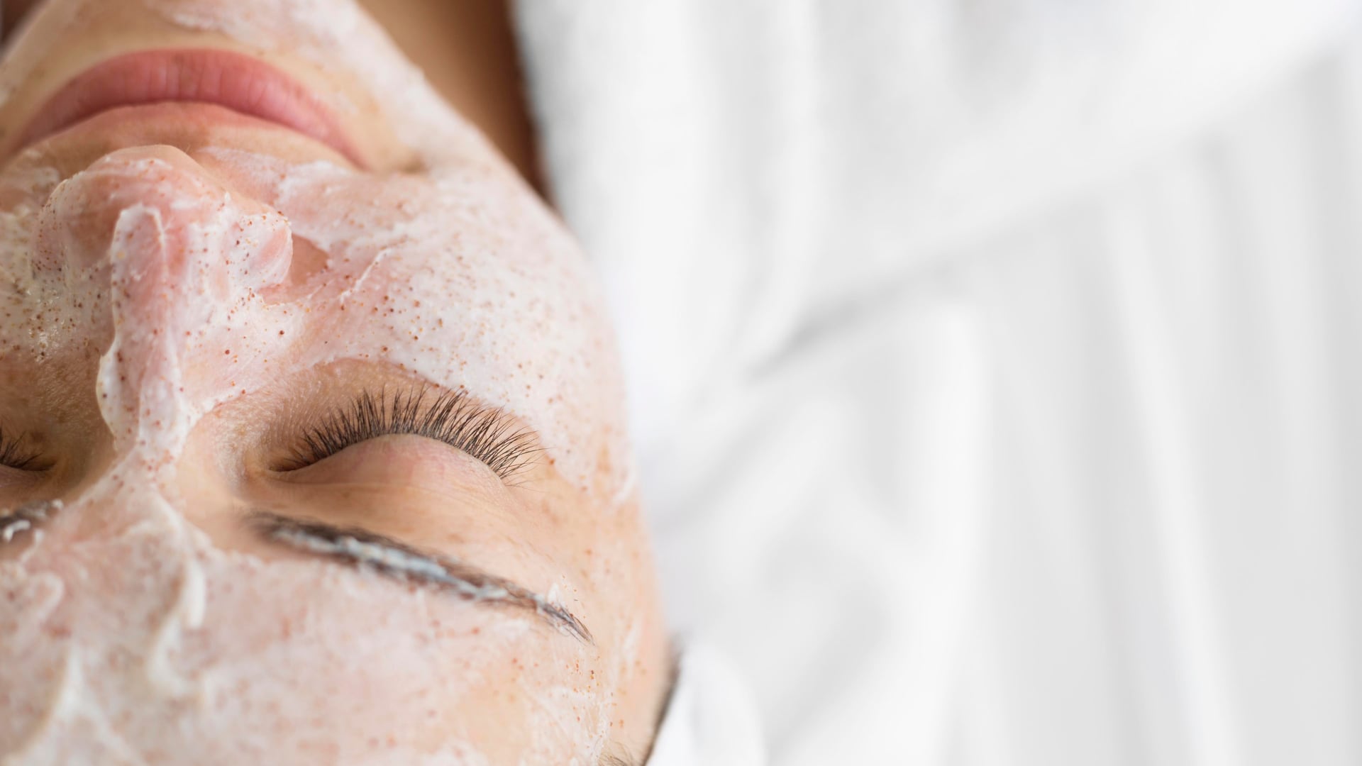 Peeling de fenol es un procedimiento estético que usa ese químico para "borrar" las arrugas. Tiene muchos riesgos y no es apto para cualquier persona.