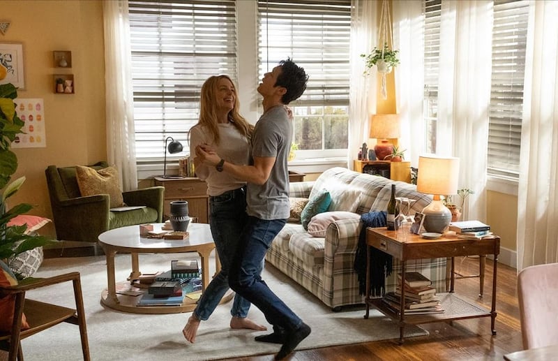 Jessica Rothe y Harry Shum, Jr. encarnan a Jennifer Carter y Solomon Chau en 'Para toda la vida'