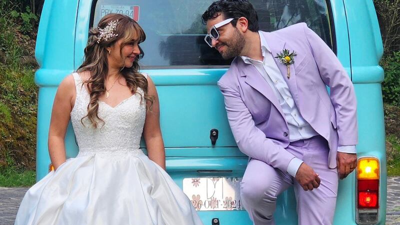 Daniela Luján y Mario Monroy se casaron tras seis años de romance. Su boda fue muy distintiva y original. El buen humor no faltó.