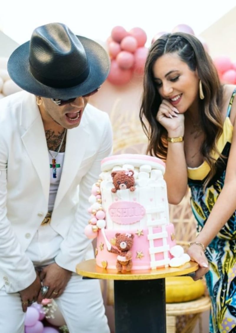 Gabriel Peralta y Michelle Yankelevich en el baby shower de su hija