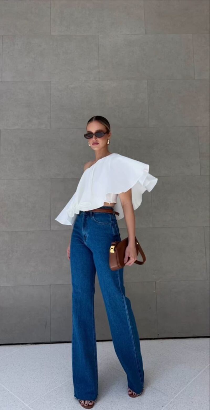 Jeans con blusa blanca.