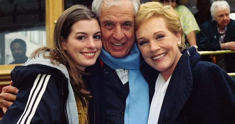 Julie Andrews, Anne Hathaway y Garry Marshall en El diario de la princesa (2001)