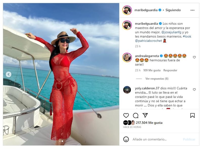 Maribel Guardia derrochó belleza posando en este bikini rojo y vestido de crochet a juego