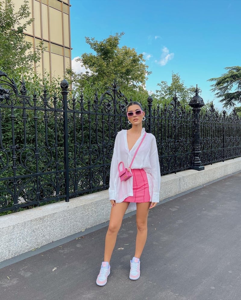 Look de minifalda y camisa