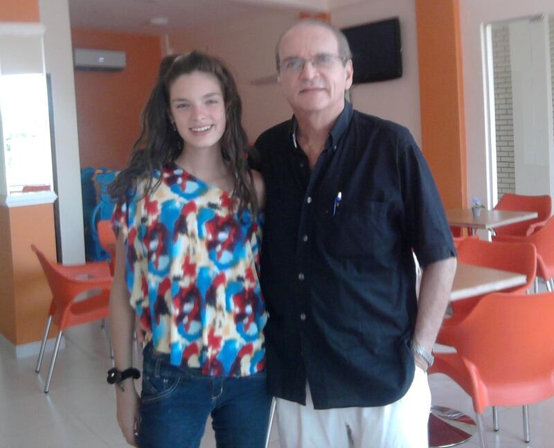 Nadia Ferreira junto a su padre, cuya identidad es desconocida públicamente