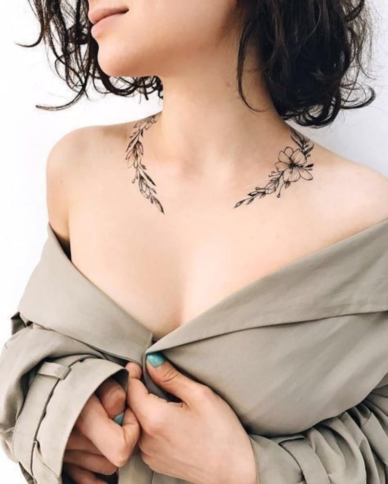 Tatuajes en la clavícula femeninos y delicados para mujeres elegantes –  Nueva Mujer