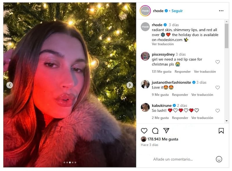 Hailey Bieber se tomó unas fotos frente a un árbol de Navidad que se presume es el del interior de su hogar