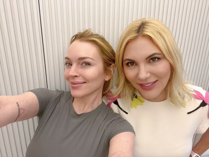 Lindsay Lohan junto a la doctora Radmila Lukian.