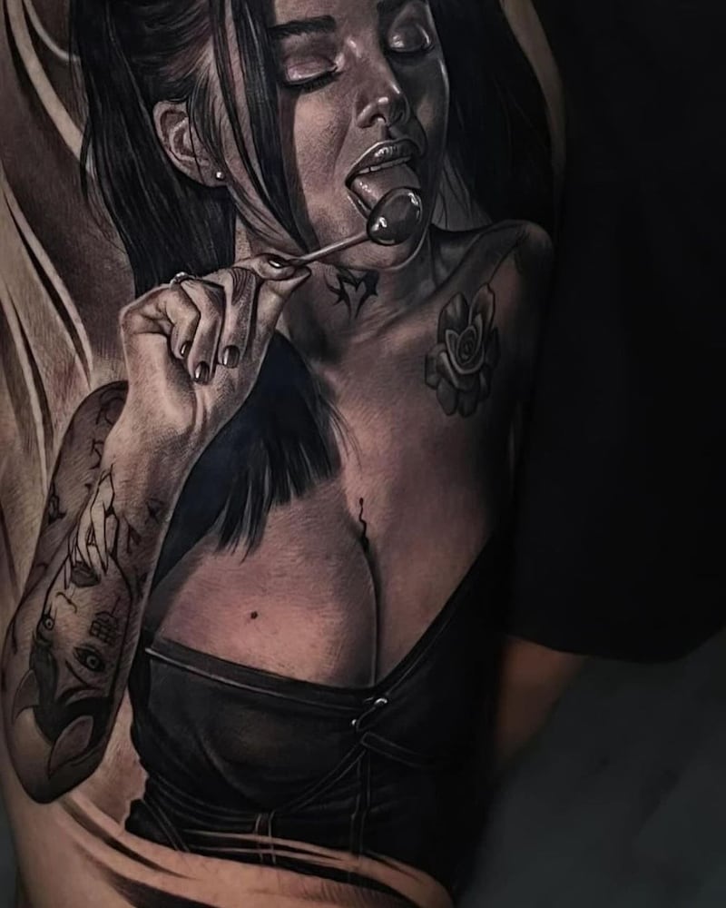 Tatuaje de Karely Ruiz, Instagram: @karelyruiz.of