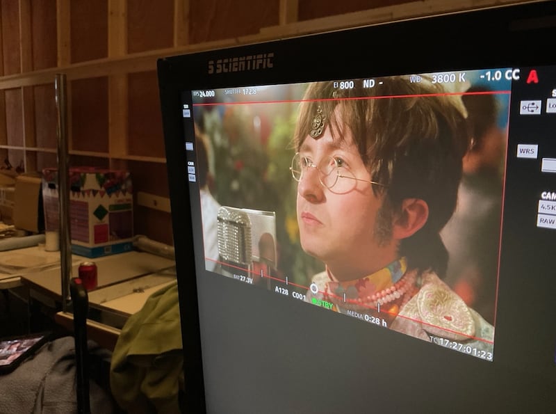 Jonah Lees como John Lennon en Midas Man