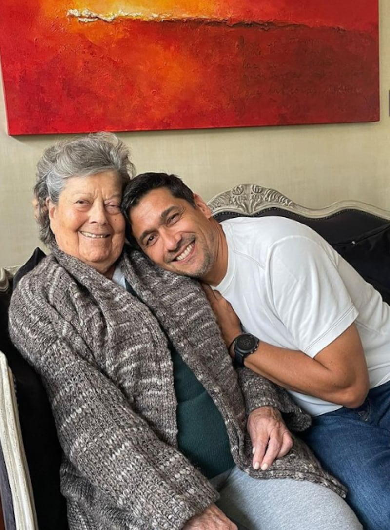 Rafael Araneda junto a su madre