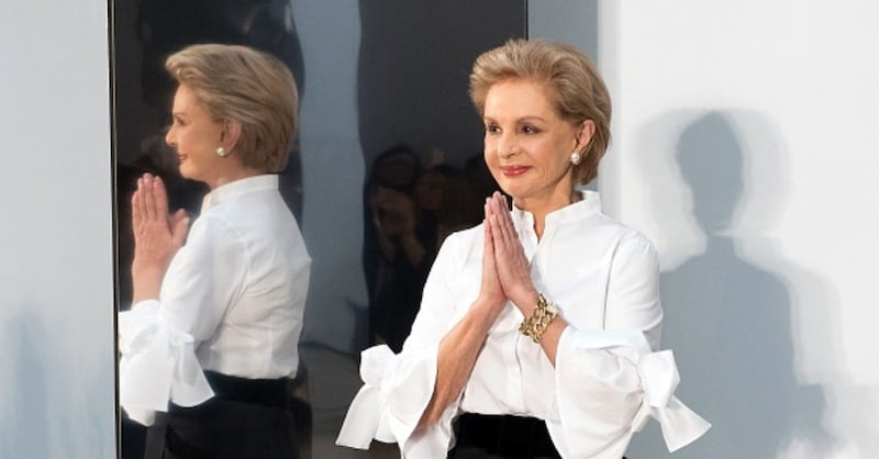 Carolina Herrera revela el color de ropa que ninguna mujer mayor de 30 debe usar: te hará ver "aburrida"