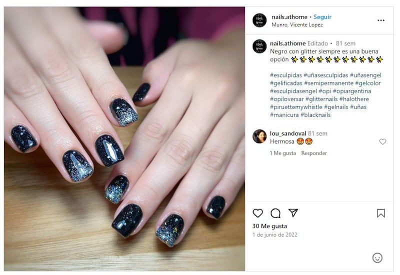 La manicura negra es infalible para lucir manos elegantes en cualquier evento