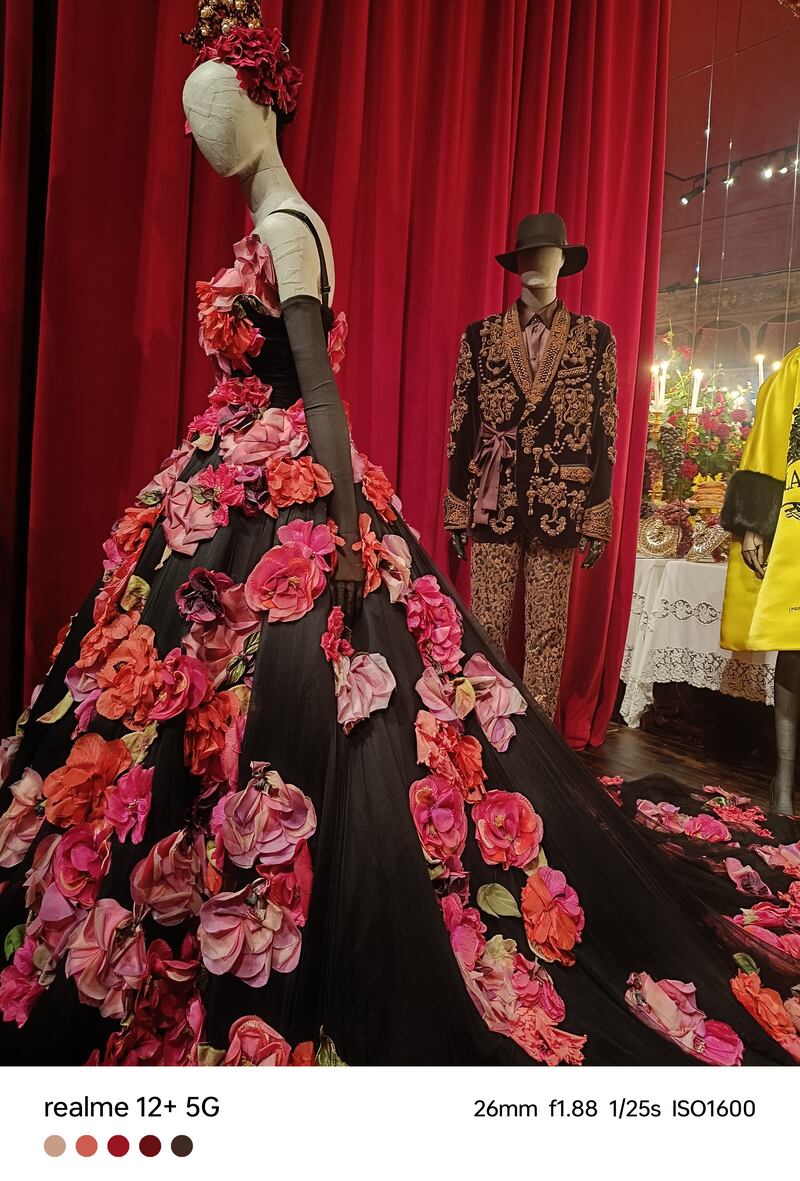 Dolce & Gabbana termina con un dramático homenaje a la ópera en su exposición.