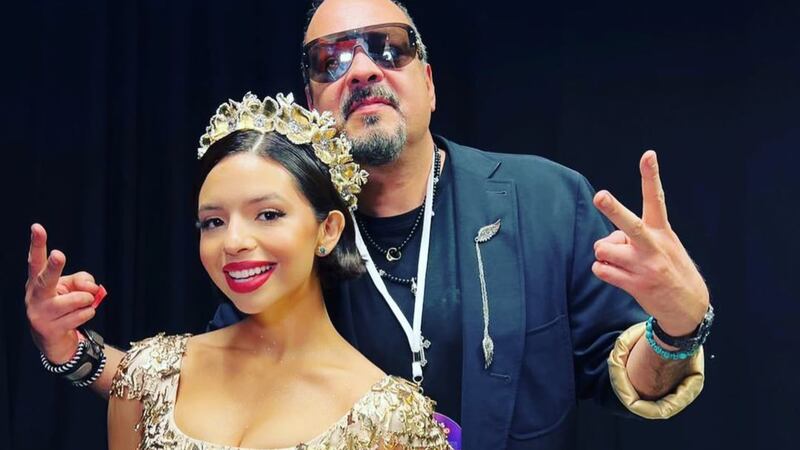 Pepe Aguilar fue invitado especial en un show, al que asistieron su esposa e hija menor, Ángela. Ellas se ocultaron del púbico.