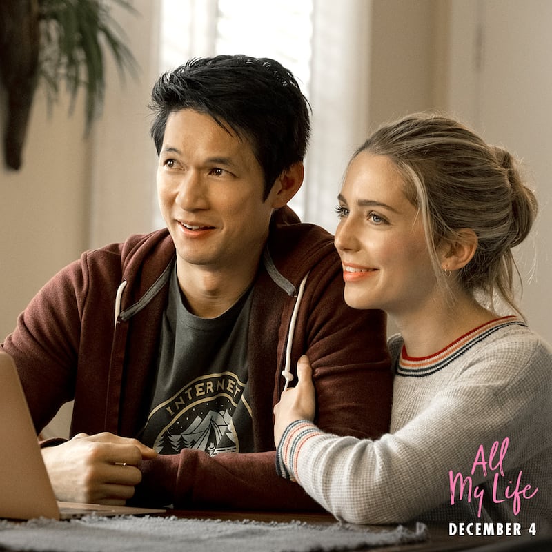 Jessica Rothe y Harry Shum, Jr. encarnan a Jennifer Carter y Solomon Chau en 'Para toda la vida'