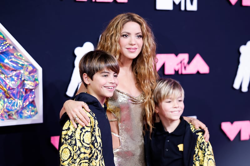 Shakira junto a sus hijos