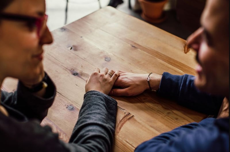 Algunos hombres parecen caminar, hablar y actuar de la misma forma que sus parejas y eso tiene una razón