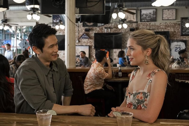 Jessica Rothe y Harry Shum, Jr. encarnan a Jennifer Carter y Solomon Chau en 'Para toda la vida'